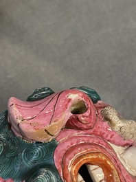 Un mod&egrave;le d'un lion bouddhiste en porcelaine de Chine famile rose et une paire de porte-encens en biscuit &eacute;maill&eacute; vert, 19&egrave;me